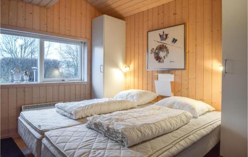 2 camas en una habitación con ventana en Shus, en Fæbæk
