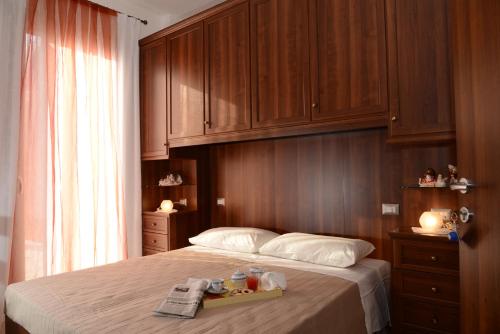 Polesine Camerini的住宿－Agriturismo La Violetta，一间卧室配有一张床,上面放着一个食物托盘