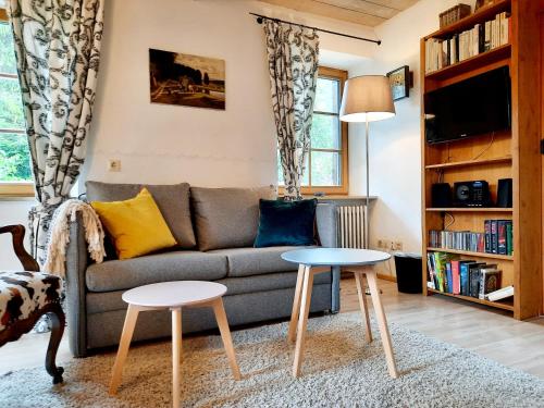 sala de estar con sofá y 2 mesas en König Ludwig' das märchenhafte Appartement en Oberammergau