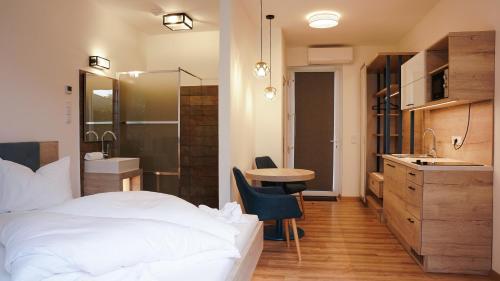 - une chambre avec un lit, un lavabo et un bureau dans l'établissement Napsugár Club és Panzió, à Fonyód