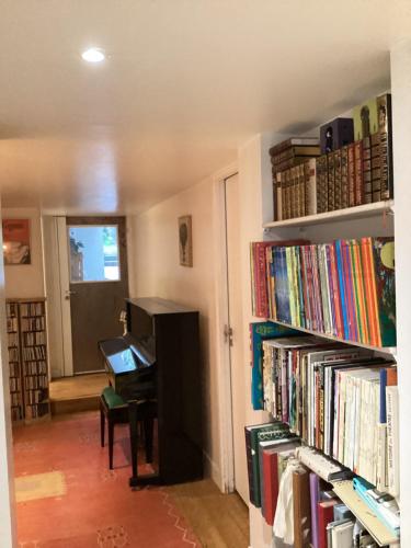 une chambre avec deux étagères remplies de livres dans l'établissement Chambres en maison, à Fontenay-sous-Bois