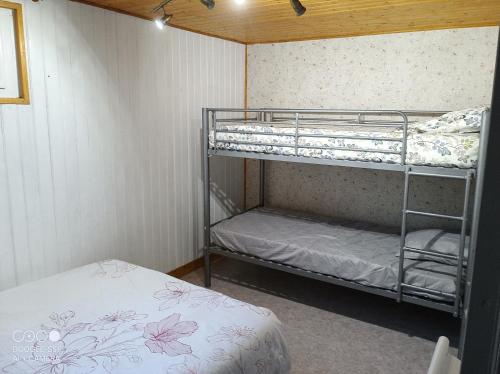 een kleine kamer met 2 stapelbedden en een bed bij Le Studio in Saint-Martin-des-Tilleuls
