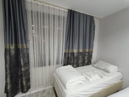 سرير أو أسرّة في غرفة في dara otel