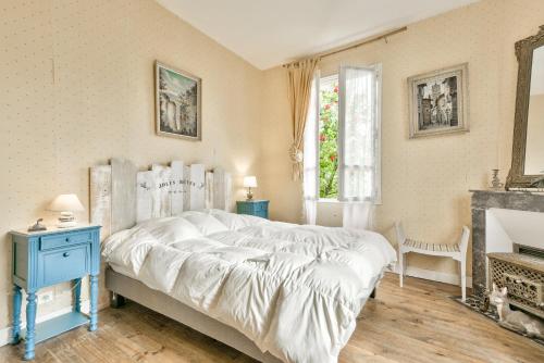 - une chambre avec un grand lit et une cheminée dans l'établissement Escapade à 150m de la plage du Betey, à Andernos-les-Bains