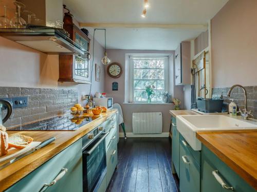 Η κουζίνα ή μικρή κουζίνα στο 2 Bed in Bath 90431
