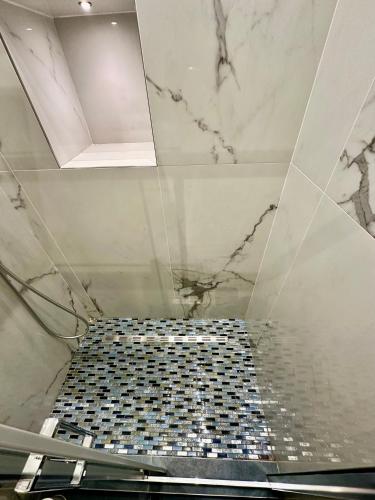 a bathroom with a tile floor and a ceiling at The Vernazza Main Plaza - Rooms & Apartment in Vernazza
