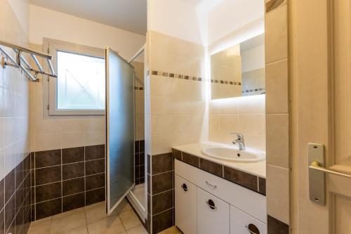 une salle de bain avec un lavabo et une douche dans l'établissement 1km plage- Bassin d'Arcachon- Maison pour 6, à Lanton