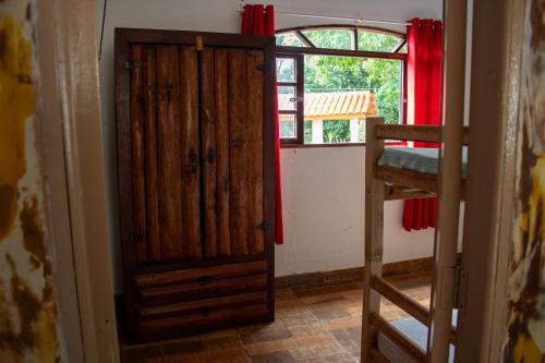 una porta che conduce a una camera con letto a castello di Chacára Familia Buscapé Oliveira a Araçariguama