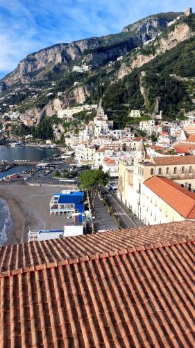 Blick auf eine Stadt mit Strand und Berg in der Unterkunft La Culla sul Mare centro storico in Amalfi