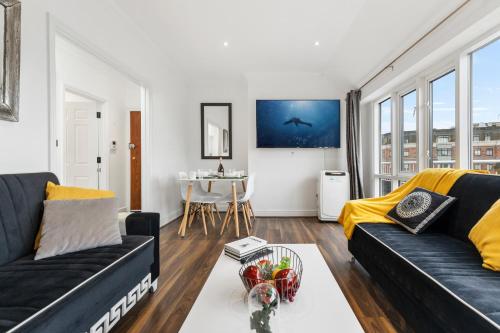 ein Wohnzimmer mit einem Sofa und einem Tisch in der Unterkunft 2-Bedroom Elegance in Marble Arch - Your Gateway to Urban Living! in London