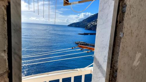 einen Blick auf das Meer von einem Kreuzfahrtschiff in der Unterkunft La Culla sul Mare centro storico in Amalfi