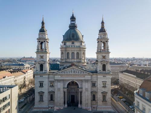 a view of a cathedral with two towers at Free parking Basilica Leo's home - AC, Wi-Fi, smart TV in Budapest