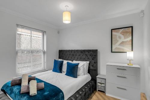 Postel nebo postele na pokoji v ubytování Seven Space Central Town House with Parking