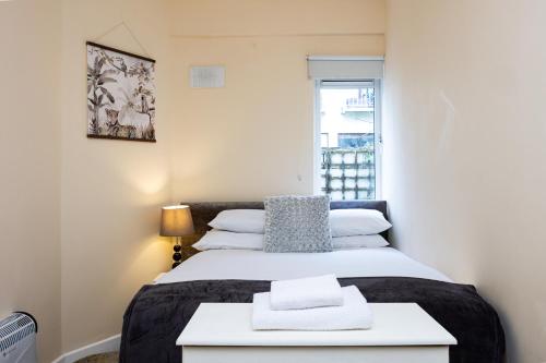 a bedroom with a bed and a window at Charming 2 Bed Apartment - 5mins to Aviva stadium in Dublin