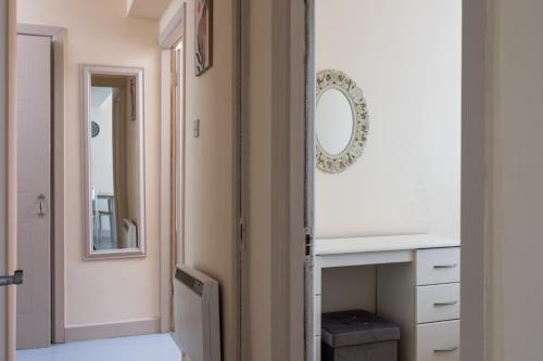 a bathroom with a mirror and a sink at Charming 2 Bed Apartment - 5mins to Aviva stadium in Dublin
