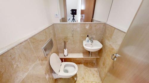 ein Badezimmer mit Toilette und Waschbecken in der Unterkunft Fine Duplex Apartment with Stunning Sea Views in Marbella