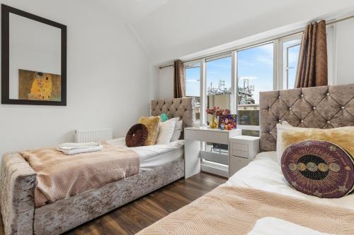 1 Schlafzimmer mit 2 Betten und einem Fenster in der Unterkunft 2-Bedroom Elegance in Marble Arch - Your Gateway to Urban Living! in London