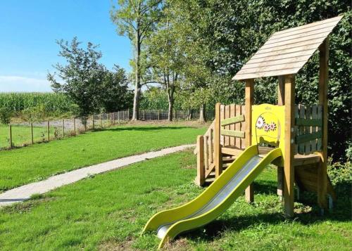 Herní místnost nebo prostor pro děti v ubytování Holiday Near The Lake Garden And Playground