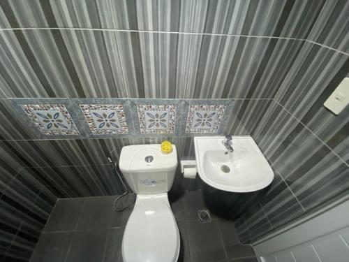 Ванная комната в Wilnags Inn Puerto Princesa near airport