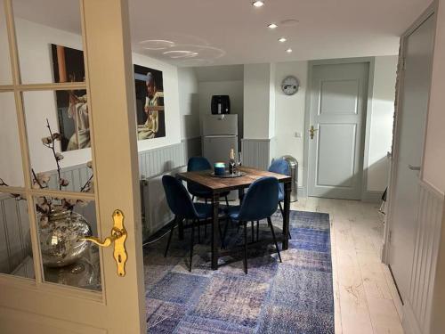 een keuken met een eettafel en stoelen bij Unique Royal Basement residence in Amsterdam