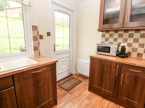 a kitchen with a microwave on top of a counter at The Fairhaven in Richmond