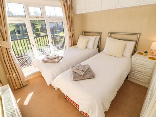 2 camas individuales en una habitación con ventana en The Fairhaven en Richmond