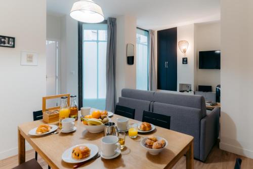 un salon avec une table avec de la nourriture dessus dans l'établissement Beauvoir Germain, à Paris