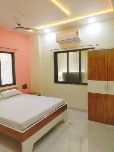 1 dormitorio con 1 cama y aire acondicionado en SAHIL STAY Inn en Navi Mumbai