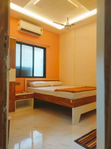 sypialnia z 2 łóżkami i oknem w obiekcie SAHIL STAY Inn w mieście Navi Mumbai