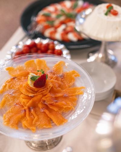 a plate of oranges and strawberries on a table at Hotel Ercolini & Savi in Montecatini Terme