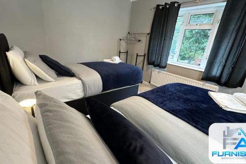 Katil atau katil-katil dalam bilik di Large House - Free Parking - Centre Location