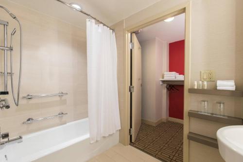 ein Badezimmer mit einer Badewanne, einem WC und einem Waschbecken in der Unterkunft Renaissance Austin Hotel in Austin