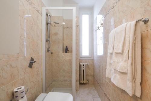y baño con ducha, aseo y lavamanos. en Bonomelli Home con posto auto Fondazione Prada en Milán