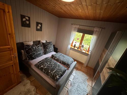 Una sala de estar con un sofá y una ventana. en Apartment Holzhaus, en Cuxhaven