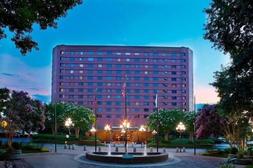 un edificio alto con una fuente frente a él en Renaissance Atlanta Waverly Hotel & Convention Center en Atlanta