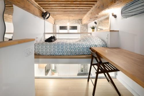um quarto numa pequena casa com uma cama em Croix Rousse-Duplex de charme em Lyon