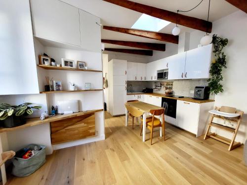 Kuhinja oz. manjša kuhinja v nastanitvi Charming 2 bedrooms flat, Paris 17ème Batignolles district