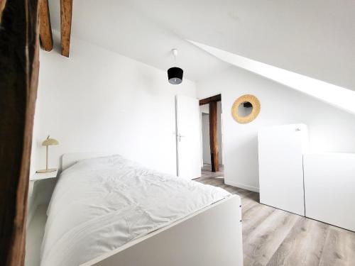 una camera da letto con pareti bianche e un letto bianco di Charming 2 bedrooms flat, Paris 17ème Batignolles district a Parigi