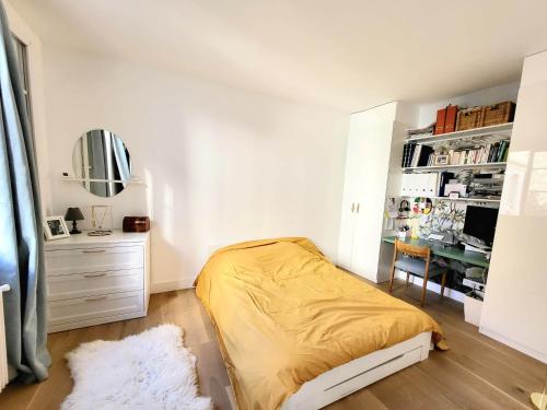 a bedroom with a bed and a desk at Charming 2 bedrooms flat, Paris 17ème Batignolles district in Paris