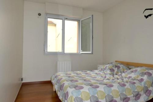 a bedroom with a bed and a window at Appartement F3, 2 chambres in Ivry-sur-Seine