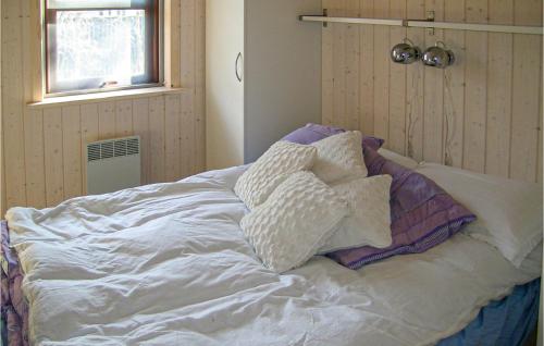 HumbleにあるBeautiful Home In Humble With 3 Bedroomsのベッド(枕付)が備わる客室です。