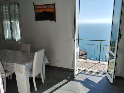 a room with a table and a view of the ocean at Incantevole appartamento tra Portofino e le 5 Terre in Chiavari