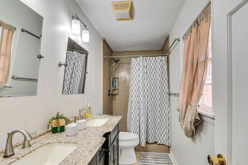 ein Badezimmer mit zwei Waschbecken und einem WC in der Unterkunft Spacious Starkville Home 4 Mi to MSU Campus in Starkville