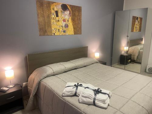 sypialnia z dużym łóżkiem z lustrem w obiekcie Casa Vacanze Le Ginestre w mieście Caltanissetta