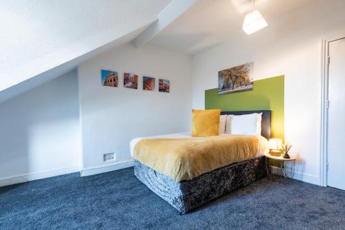 a bedroom with a king sized bed and green and white walls at 6 Roomy Bedrooms Favour Spacious Inn - Sleeps 13 Hull Central Location in Hull
