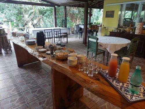 a large wooden table with food and drinks on it at Toca do Roka in Socorro