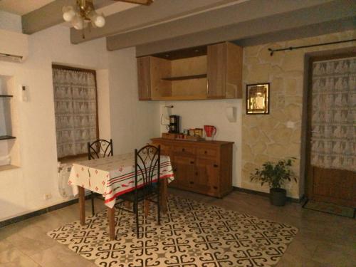 eine Küche mit einem Tisch und Stühlen im Zimmer in der Unterkunft karine in Boucau