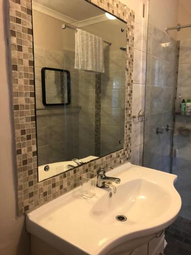 Ένα μπάνιο στο Self Catering Guest House