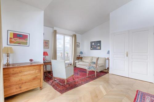 - un salon avec un canapé et une table dans l'établissement Résidor - Apartment 4P La Villette Park, à Paris