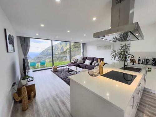 eine Küche und ein Wohnzimmer mit Blick auf einen Berg in der Unterkunft Blue Horizon Luxury Villa in Senhora do Rosário